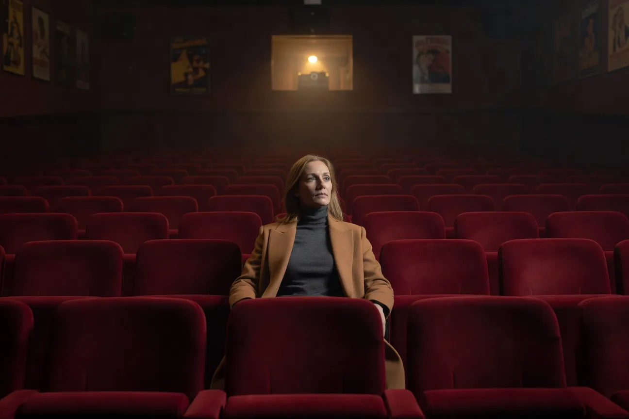 Sophie Marchand assise dans une salle de projection vide à Paris